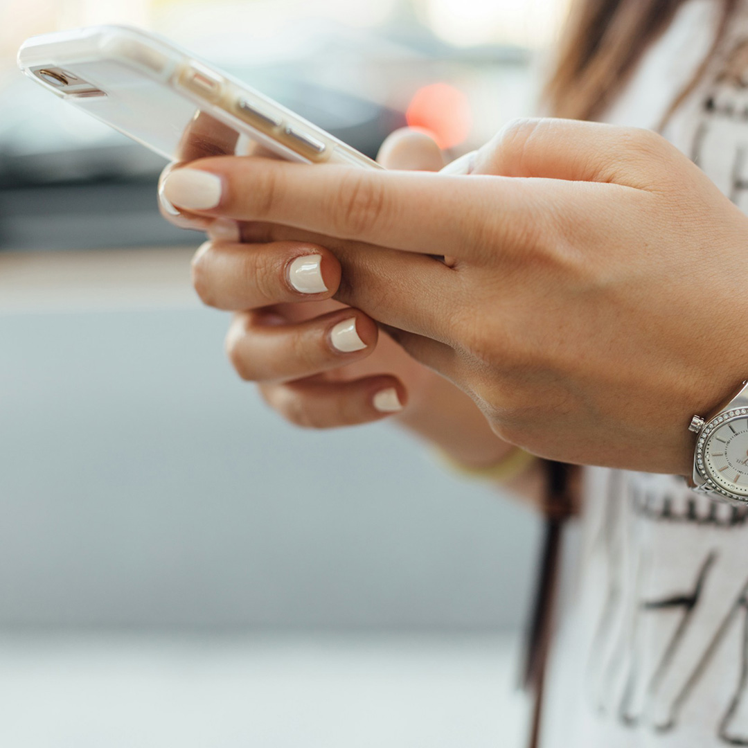 Nærbillede af en person der skriver en besked på en mobiltelefon